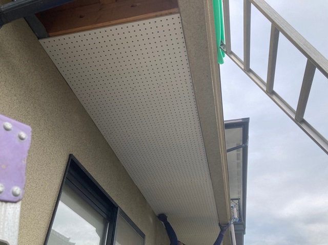 軒天　有孔ボード